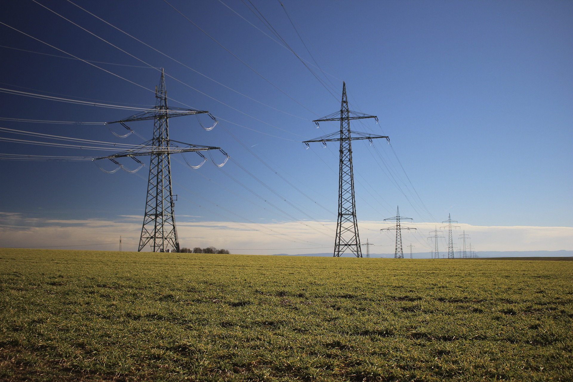 Masz słup lub linię energetyczną na&nbsp;działce? Nowe orzecznictwo może mieć znaczenie